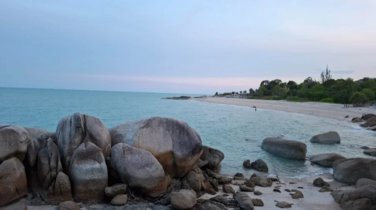 Bebatuan Granit Jadi Daya Tarik Pantai Batu Ketak