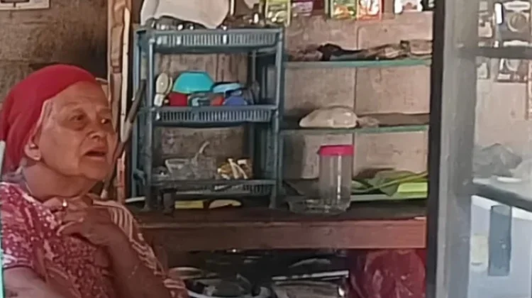 Usia Lanjut Bukan Halangan Mak Suriya Mengais Rezeki di Lingkungan Kampus
