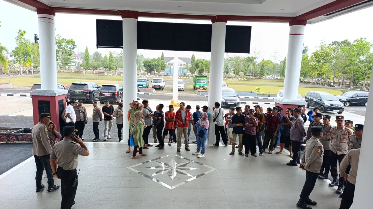 Warga Desa Buding Datangi Kantor Bupati, Tuntut Kejelasan Plasma 20 Persen