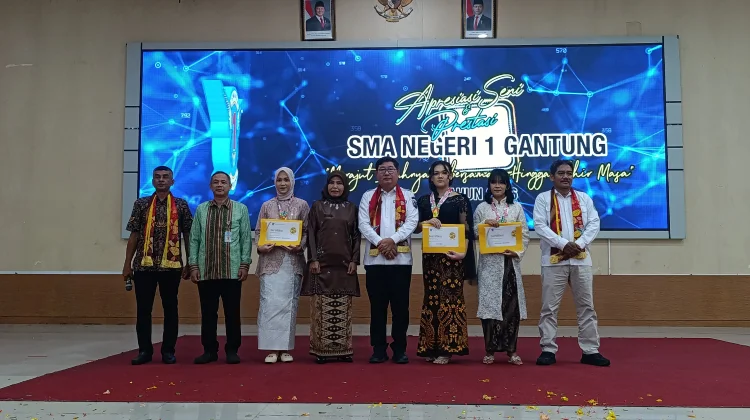 Lulusan Terbaik dari SMAN 1 Gantung Dapat Laptop Dari Bupati