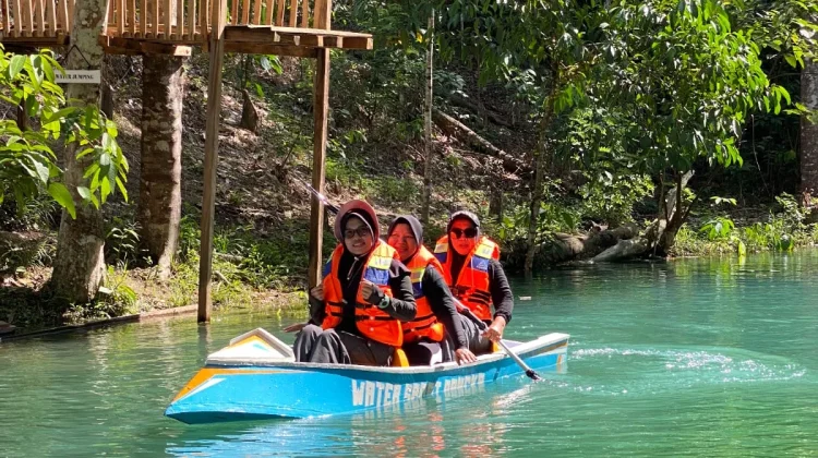 Berperahu di Aik Biru: Cara Ampuh Melepas Penat