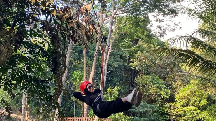 Keseruan Menantang Adrenalin lewat Flying Fox dan tarzan rope