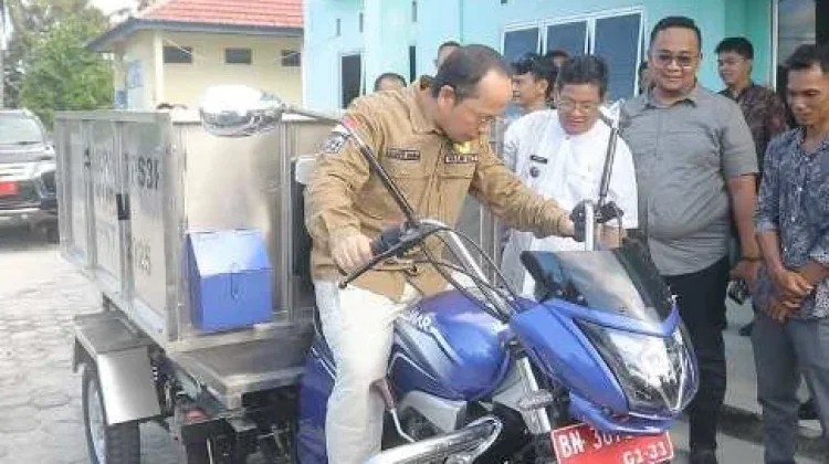 Bupati Algafry Serahkan Aset TPS3R Desa Kurau
