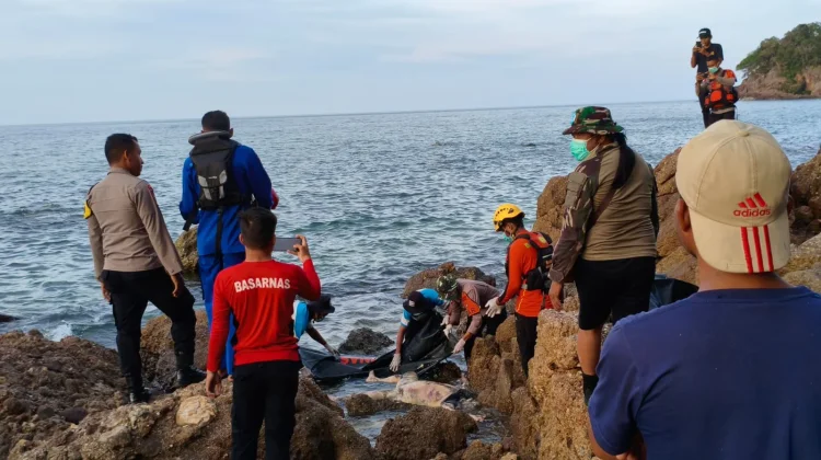 Jasad Parjiman, Nelayan Hilang Tersangkut di Karang Pantai Punggur