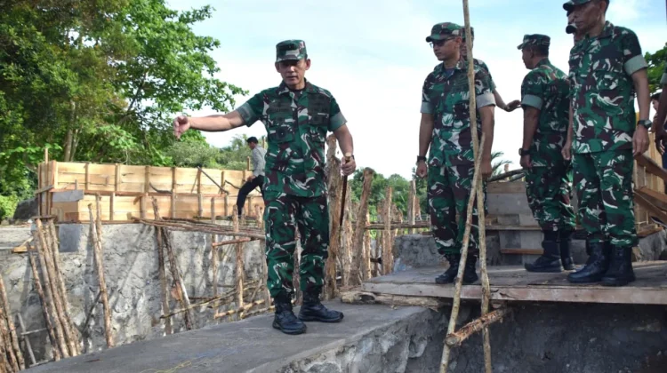 Pangdam II/Sriwijaya Pantau Pembangunan Jembatan Kampung Dul