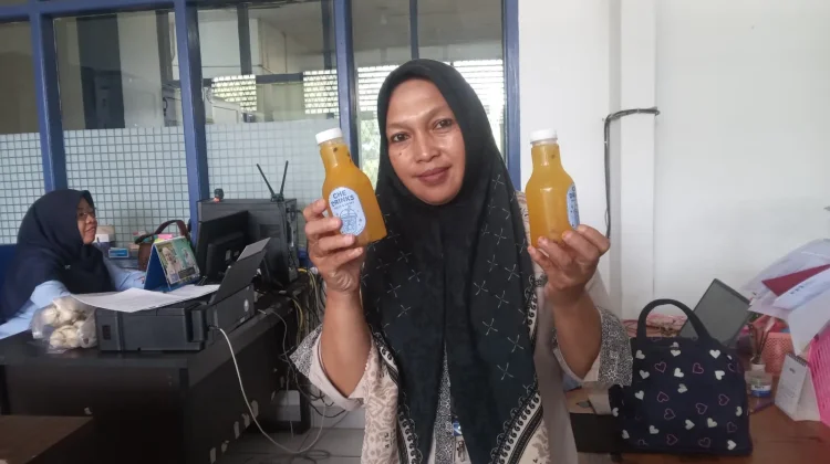 Sirup Markisa Segar Temani Aktivitas Pegawai di Kantor