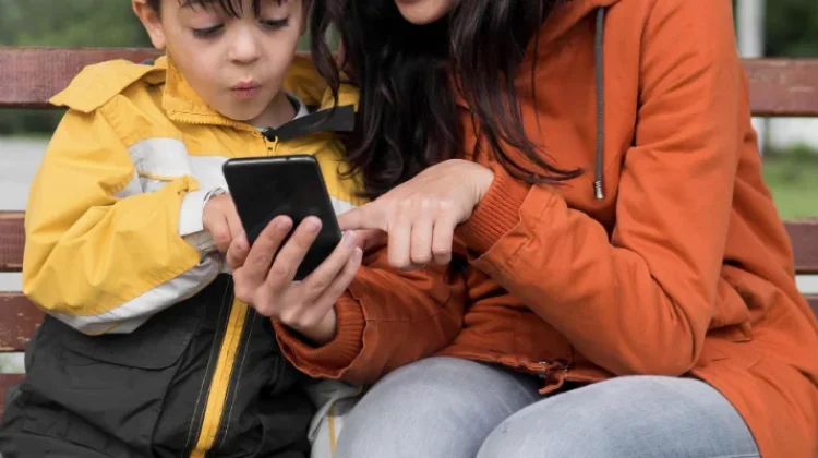 Orang Tua Punya Andil Besar dalam Menciptakan Dunia Digital Anak yang Aman