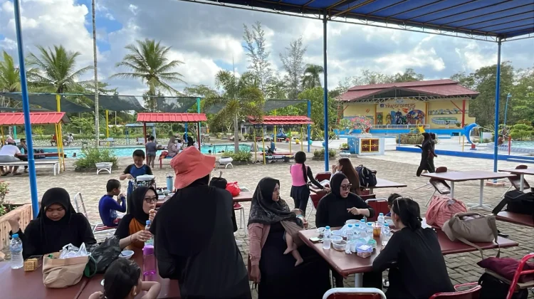 Akhir Pekan di Kolam Pemandian Air Panas Pemali