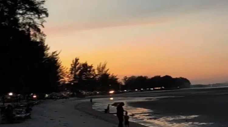 Pesona Senja di Tepi Pantai Pasir Padi Pangkalpinang