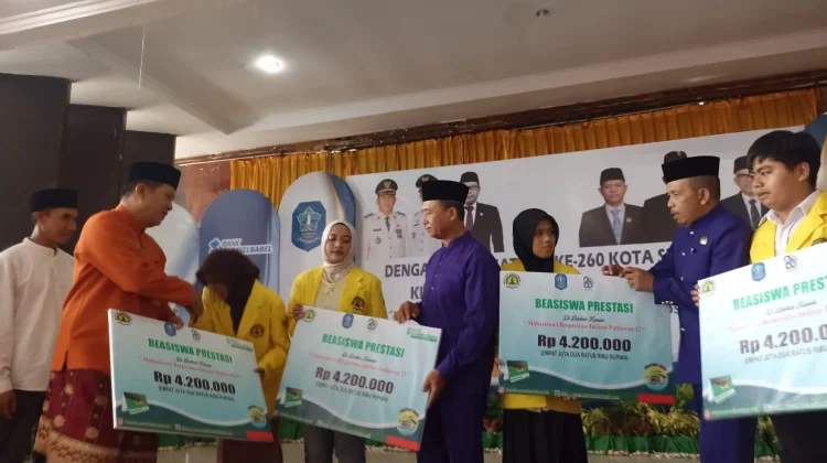Empat Mahasiswa Terima Bantuan Pendidikan pada HUT ke-260 Kota Sungailiat