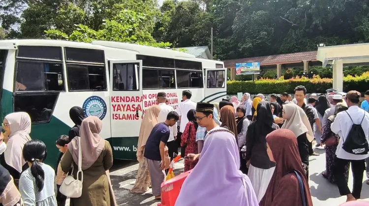 Ratusan Keluarga Mengantar CJH ke Asrama Haji
