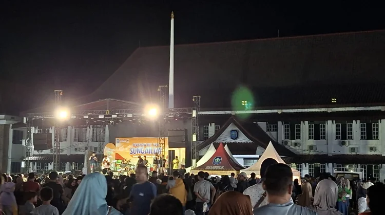 Warga Hadiri Penutupan HUT ke-260 Kota Sungailiat di Halaman Kantor Bupati Bangka