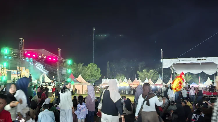Pengunjung Hadir Bersama Keluarga pada Penutupan HUT Kota Sungailiat ke-260