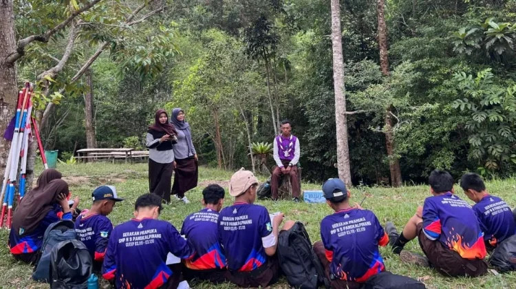 Pramuka SMPN 9 Pangkalpinang Gelar Hiking Bukit Mangkol