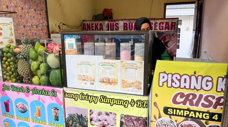 Kompak Berjualan, Pisang Krispi Ibu Anis Pikat Hati Pembeli