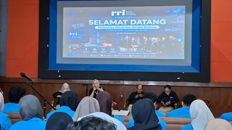 Mahasiswa UBB Kunjungi RRI Sungailiat untuk Pelajari Praktik Kehumasan