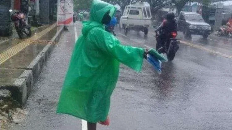 Jas Hujan Sekali Pakai, Pilihan Praktis Saat Musim Hujan