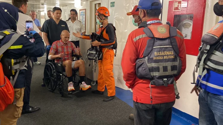 Tim SAR Evakuasi WNA Amerika Sakit dalam Pelayaran