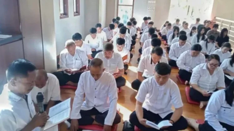 Puluhan Peserta Ikuti Pembacaan Dhammapada dan Penuangan ECO-Enzym