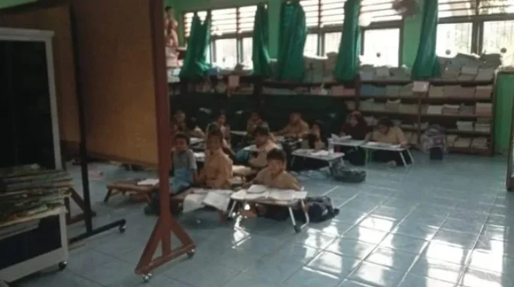 Ruang Kelas Rusak, Siswa SDN 6 Belinyu "Ngamper"