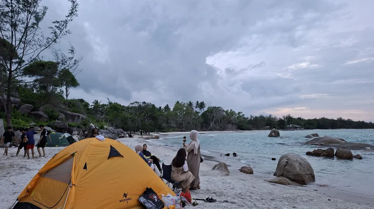 Pantai Jambosag Jadi Tujuan Wisatawan Menikmati Libur Panjang di Bangka