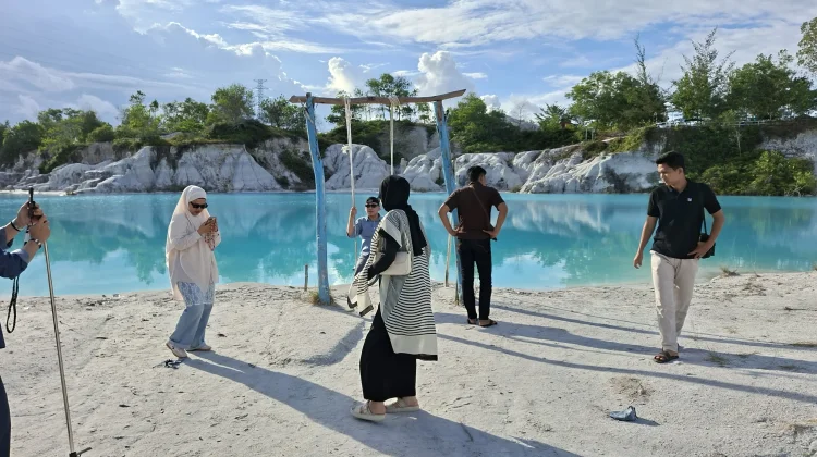 Wisata ke "Danau Biru" Bangka Tengah, Spot Swafoto Jangan Lupa