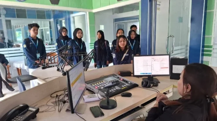 Himpunan Mahasiswa Ilmu Komunikasi Inpalas Bangka "Goes Broadcasting" ke RRI