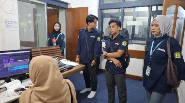 Tim TMB RRI Sungailiat Edukasi Teknik Penyiaran Radio kepada Mahasiswa