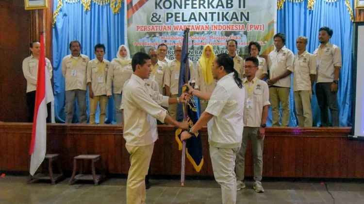 Hadiri Konferkab II PWI Babar, Bupati Markus Tegaskan Tak Anti Kritik