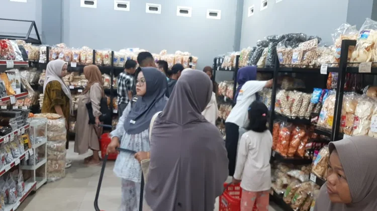 Jelang Iduladha, Toko Makanan Ringan Mulai Dipadati