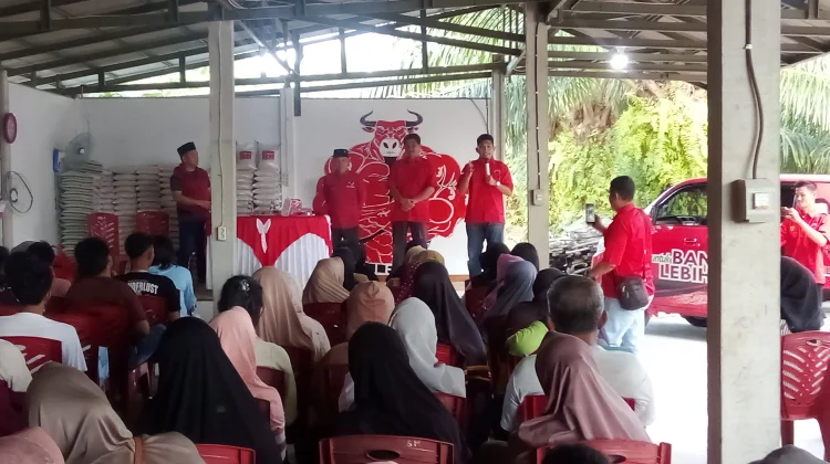 Anggota DPRD Bangka, Erigustian Bagi-bagi Beras Satu Ton