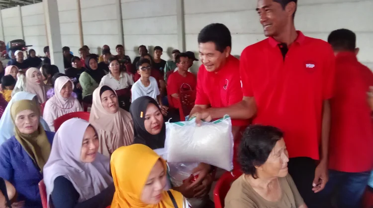 Anggota DPRD Bangka, Erigustian Bagi-bagi Beras Satu Ton