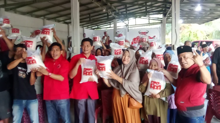 Anggota DPRD Bangka, Erigustian Bagi-bagi Beras Satu Ton