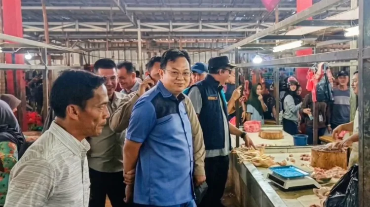 Bupati Markus Pantau Harga dan Stok Bapok di Pasar Parittiga