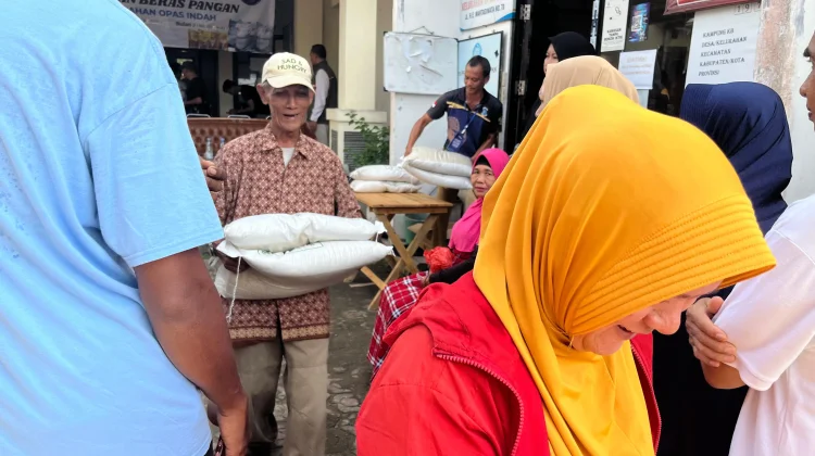 Pemkot Pangkalpinang Salurkan Bantuan Pangan untuk 622 Warga Kelurahan Opas