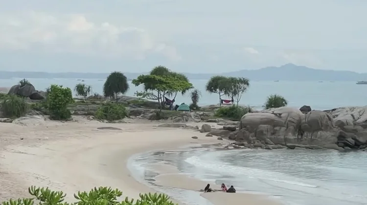 Pantai Rambak Bangka Menjadi Destinasi Favorit Akhir Pekan