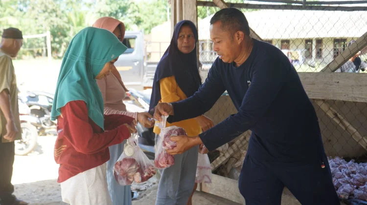 Warga Desa Petaling dan Petaling Banjar Terima 825 Paket Daging Kurban