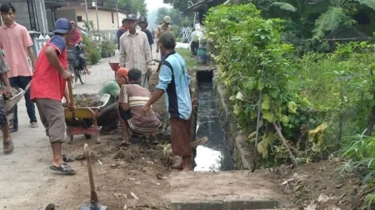 Warga Bangka Tengah Diajak Rutin Gotong Royong Bersihkan Saluran Air