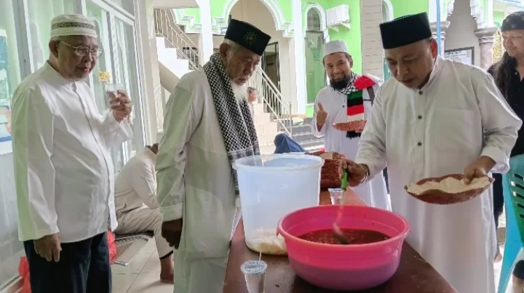 "Jumat Berkah" Sajikan Rawon di Masjid Baitul Ummah Sungailiat