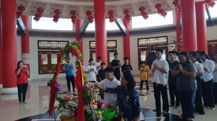 Umat Buddha Rayakan Waisak di Puri Tri Agung Sungailiat