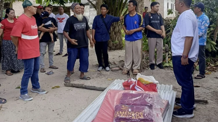 Bupati Riza Sambangi Rumah Korban Kebakaran, Berikan Bantuan Logistik