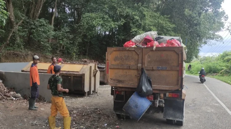 DLH Terjunkan Anggota Angkut Sampah Pasca Idul Adha