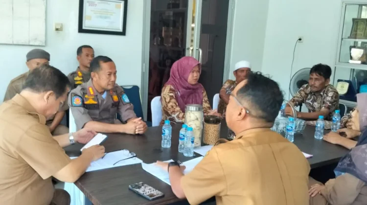 Rapat Gabungan Tolak Pengunduran Diri Kades Jada Bahrin