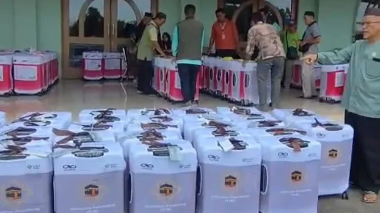 Petugas Haji Ingatkan Jemaah Tak Bawa Zamzam dalam Koper Kabin