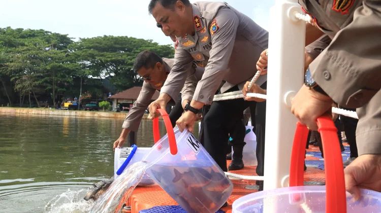 Jelang Lomba Mancing 2026, Polda Babel Tebar Ribuan Benih Ikan