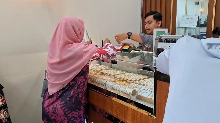 Harga Turun, Warga Beli Emas untuk Investasi
