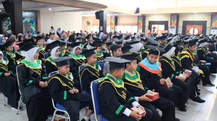 Sebanyak 140 Santri Madrasah Diniyah Takmiliyah Beltim Diwisuda