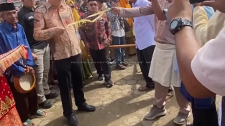 Warga Kacung Gelar Pesta Adat "Panggil" Suku Ketapik