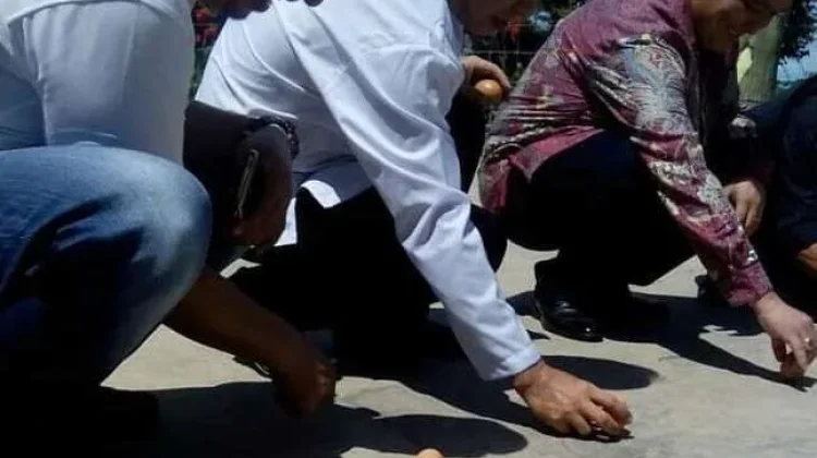 Tradisi Mendirikan Telur Jadi Keunikan Perayaan Peh Cun