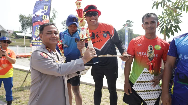 Tim Basarnas Babel Taklukkan 35 Peserta Lomba Dayung